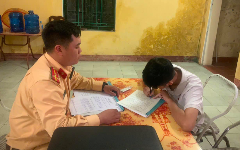 Công an Thị xã Phú Thọ xử lý các học sinh vi phạm. Ảnh CACC