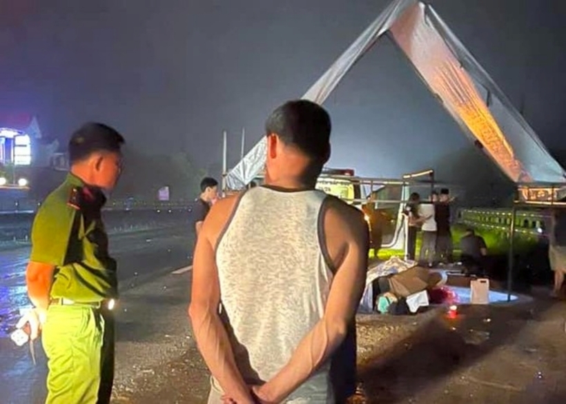 Cơ quan công an tiến hành khám nghiệm tử thi để làm rõ nguyên nhân vụ việc. Ảnh: Tiền Phong