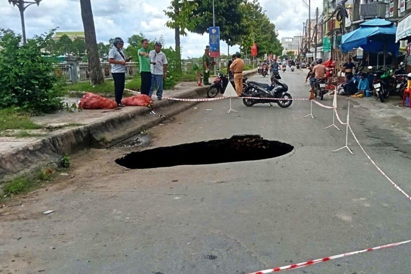 "Hố tử thần" xuất hiện trên đường Lý Thường Kiệt, TP Sóc Trăng khiến giao thông gián đoạn. Ảnh: Dân trí