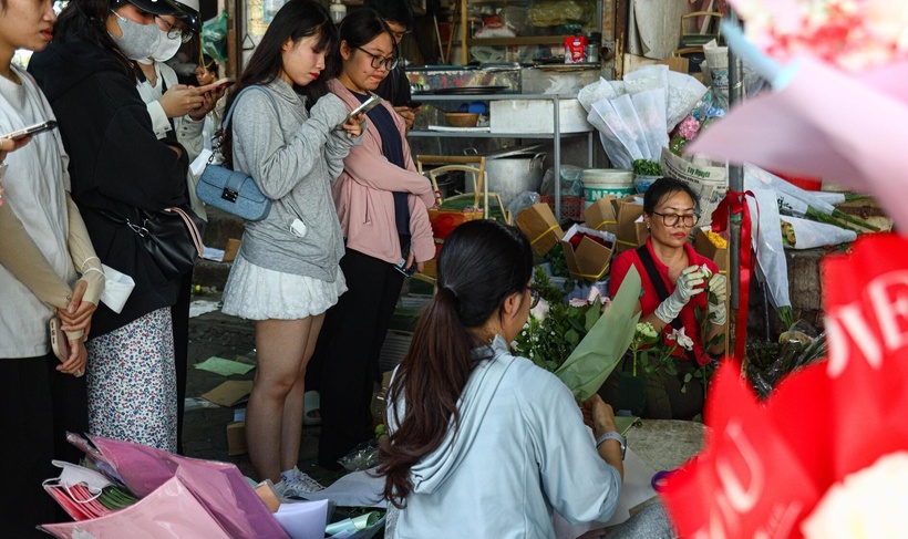 Các bó hoa thường có giá từ 100.000 đến 300.000 đồng (tuỳ theo yêu cầu của khách). Do lượng khách tăng đột biến nên các chủ cửa hàng không phút nào được nghỉ tay.