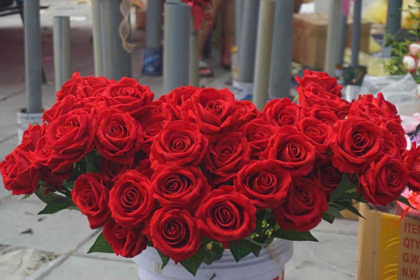 Theo các tiểu thương, hoa hồng là mặt hàng bán chạy nhất dao động khoảng 8.000 - 10.000 đồng/bông. Một lẵng hoa hồng có giá từ 250.000 - 1.000.000 đồng tùy từng kích cỡ khác nhau.