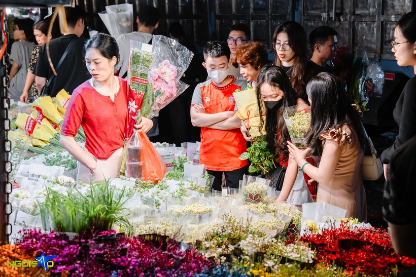 Chợ hoa Quảng Bá (đường Âu Cơ, quận Tây Hồ) là đầu mối cung cấp hoa tươi cho Hà Nội và các tỉnh lân cận. Đêm 19/10, chợ tấp nập với cảnh người mua, kẻ bán chen chúc, đông đúc gấp nhiều lần so với ngày thường.