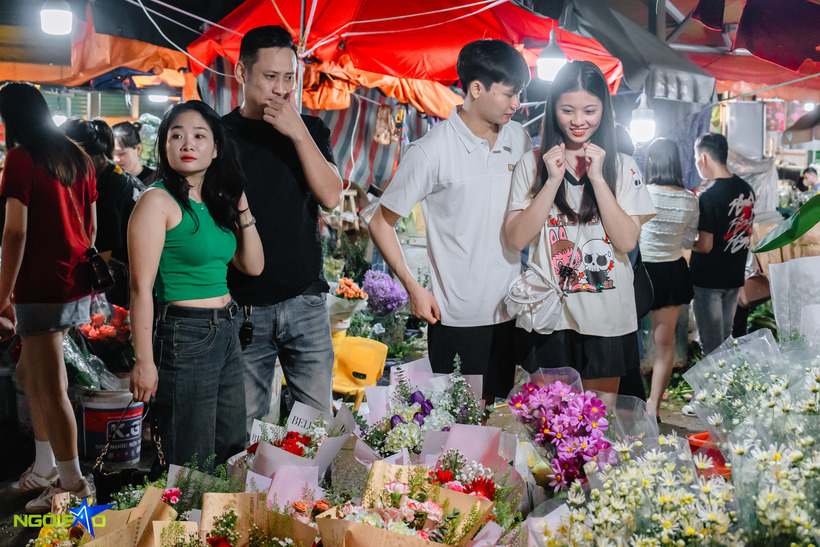 Nhiều bạn trẻ tranh thủ ghé chợ, chọn lựa những bó hoa đẹp nhất để dành tặng người mình yêu.