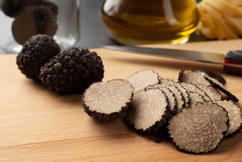 Có thể bảo quản nấm truffle bằng cách ngâm trong dầu oliu hoặc đông lạnh.