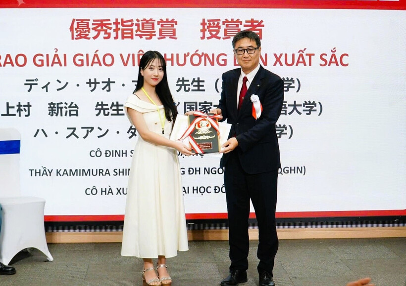 Cô Đinh Sao Mai nhận giải thưởng “Giáo viên hướng dẫn xuất sắc” từ ban tổ chức cuộc thi Viết luận tiếng Nhật cho người Việt. Ảnh: Vietnamnet