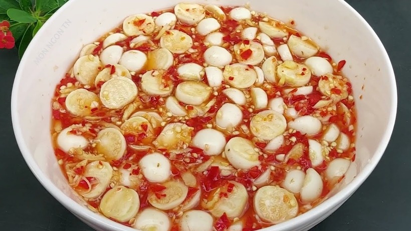 Cà muối chứa hàm lượng muối cao. Ăn nhiều cà muối khiến cơ thể dư thừa natri, gây tăng huyết áp, tăng gánh nặng cho tim, lâu dần dẫn đến suy tim, đột quỵ.