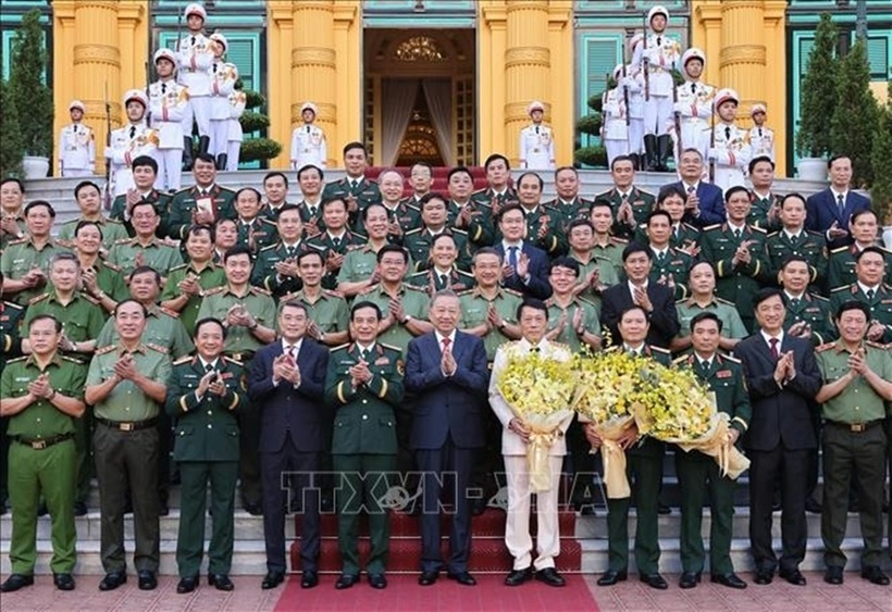 Tổng Bí thư, Chủ tịch nước Tô Lâm, Bí thư Quân ủy Trung ương với các đồng chí lãnh đạo Bộ Quốc phòng và Bộ Công an. Ảnh: Lâm Khánh/TTXVN.