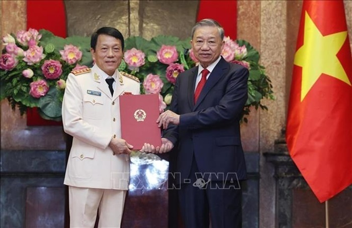 Tổng Bí thư, Chủ tịch nước Tô Lâm trao quyết định thăng quân hàm Đại tướng đối với Thượng tướng Lương Tam Quang, Ủy viên Bộ Chính trị, Bí thư Đảng ủy Công an Trung ương, Bộ trưởng Bộ Công an. Ảnh: Lâm Khánh/TTXVN.
