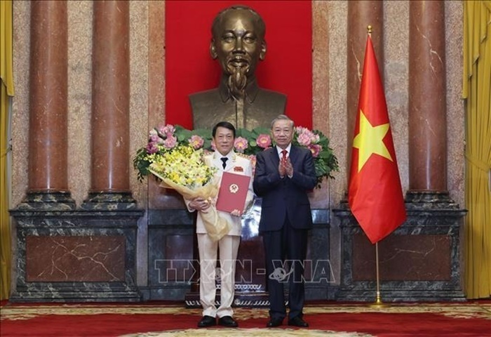 Tổng Bí thư, Chủ tịch nước Tô Lâm trao quyết định, chúc mừng Đại tướng Lương Tam Quang, Uỷ viên Bộ Chính trị, Bí thư Đảng uỷ Công an Trung ương, Bộ trưởng Bộ Công an. Ảnh: Lâm Khánh/TTXVN.