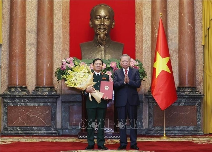 Tổng Bí thư, Chủ tịch nước Tô Lâm trao quyết định, chúc mừng Đại tướng Nguyễn Tân Cương, Ủy viên Trung ương Đảng, Ủy viên Thường vụ Quân ủy Trung ương, Tổng Tham mưu trưởng Quân đội nhân dân Việt Nam, Thứ trưởng Bộ Quốc phòng. Ảnh: TTXVN.