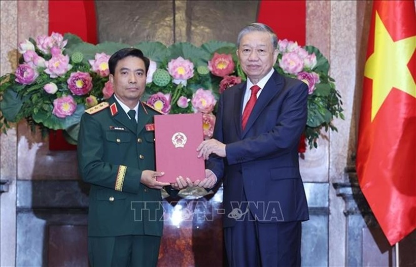 Tổng Bí thư, Chủ tịch nước Tô Lâm trao Quyết định thăng quân hàm Thượng tướng đối với Phó Tổng Tham mưu trưởng QĐND Việt Nam Nguyễn Doãn Anh. Ảnh: Lâm Khánh/TTXVN.