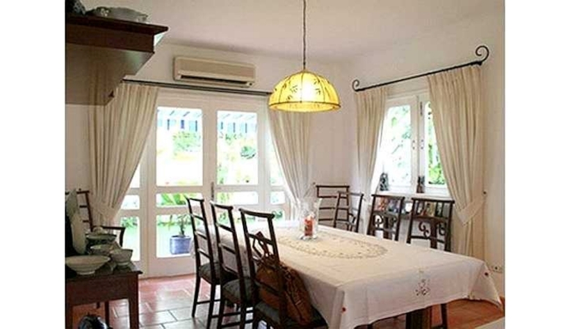 Phòng bếp ngập tràn ánh sáng.