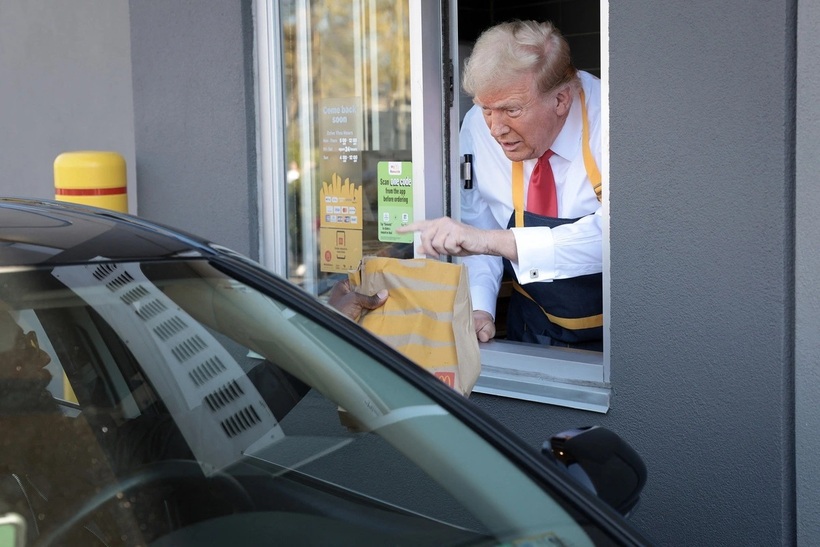 Ông Trump hào hứng phục vụ khoai tây chiên. Ảnh: Reuters