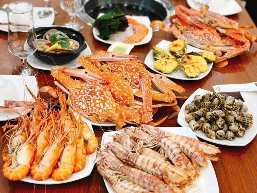 Đến nhà hàng Coral, du khách còn có thể ngắm nhìn toàn cảnh vịnh Nha Trang tuyệt đẹp. Ảnh minh họa