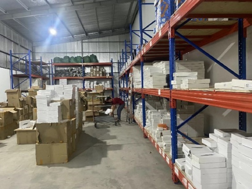 Kho hàng chứa 3000 máy tính bảng không rõ xuất xứ bị phát hiện. ảnh:dms