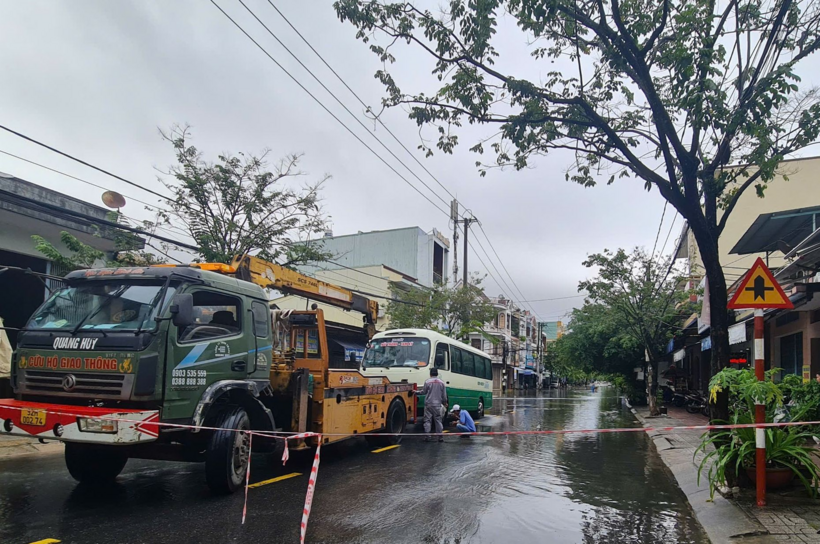 Chính quyền địa phương đã phải căng dây cảnh báo ngập sâu, nguy hiểm, không cho phương tiện qua lại.