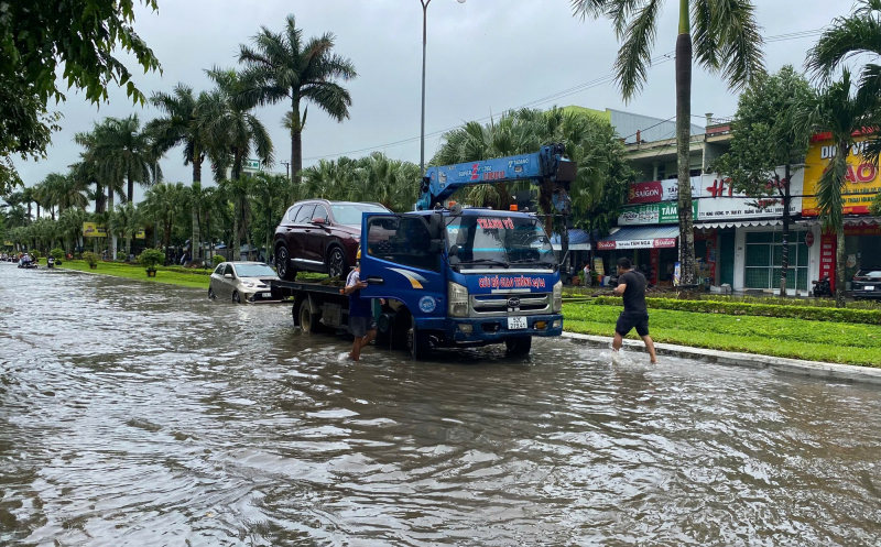 Một số ô tô bị chết máy do lưu thông trên tuyến phố bị ngập sâu, phải nhờ phương tiện cứu hộ.