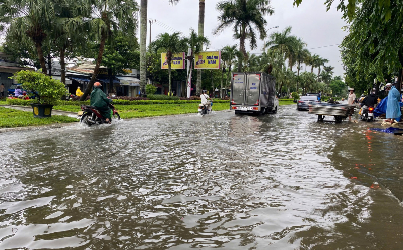 Người dân chật vật di chuyển khi phố biến thành sông.