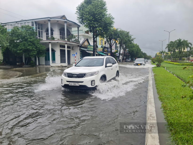 Nhiều tuyến đường tại TP Tam Kỳ bị ngập sâu, gây khó khăn cho các phương tiện lưu thông.