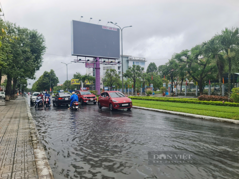Do ngập sâu, nhiều ô tô, xe máy đành phải quay đầu xe không dám băng qua những đoạn đường nước lớn