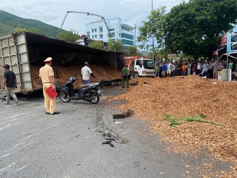 Hiện trường vụ lật xe tải chở dăm gỗ, 3 người tử vong ở Bình Định. Ảnh: Thanh Niên