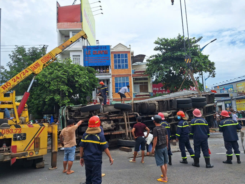 Hiện trường vụ xe tải lật đè chết 3 người ở Quy Nhơn. Ảnh: Dân Việt