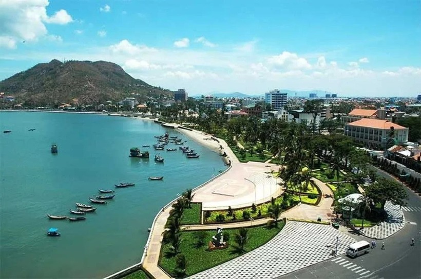 Bãi Trước (Bãi Tầm Dương) là một trong những bãi biển nổi tiếng và sầm uất nhất