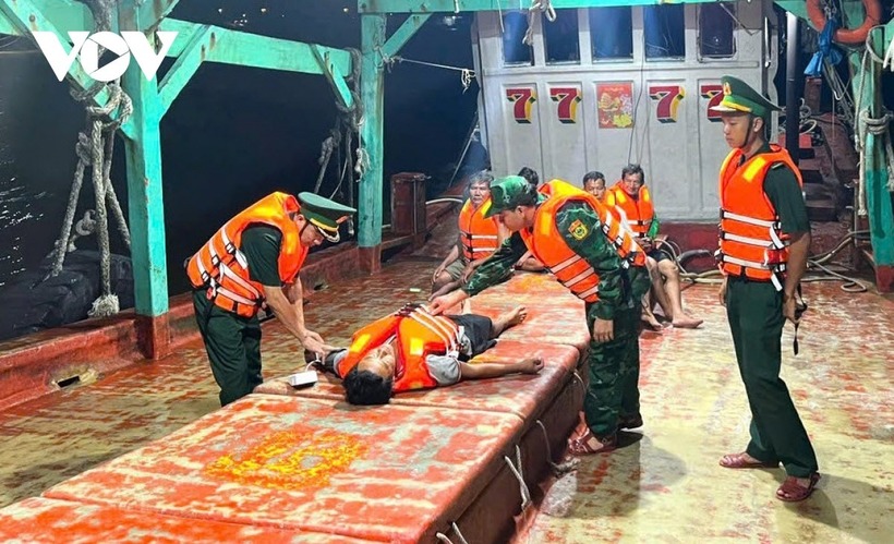 Lực lượng đồn Biên phòng Sông Đốc đã phối hợp cứu vơt thành công 5 thuyền viên bị chìm tàu. (Ảnh: VOV)