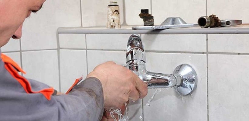 Nếu đã thử các cách trên mà vòi hoa sen vẫn bị tắc, bạn nên liên hệ với thợ sửa chữa chuyên nghiệp để được hỗ trợ.