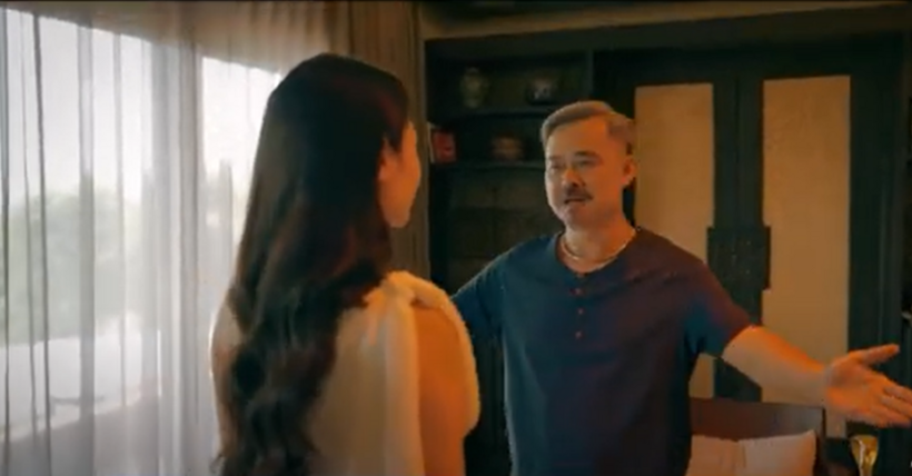 Quân "già" giang tay đón Diễm trở về.