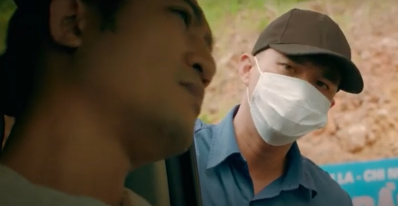 Hồng thông báo với Long rằng sẽ trở về bản Mây.