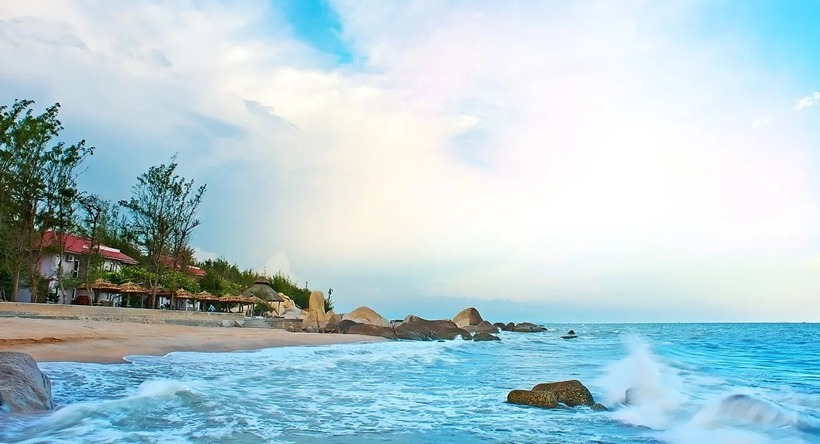 Bãi Dứa là một bãi biển nhỏ xinh đẹp và yên tĩnh