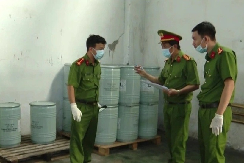 Cảnh sát khám xét các địa điểm tàng trữ xyanua. (Ảnh: Dân trí)