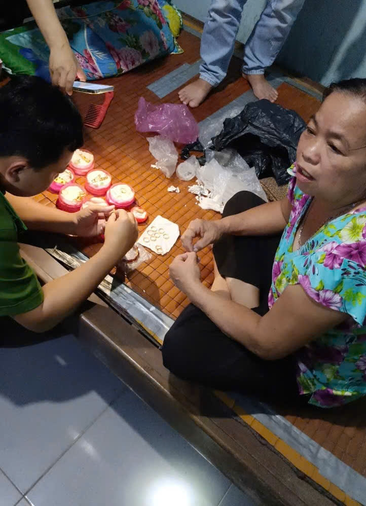 Lực lượng công an khám xét nơi ở của Phượng. Ảnh: Thanh Niên