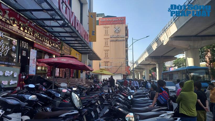 Chiều 23/10, nhiều người dân xếp hàng chờ mua vàng trước cửa hàng Bảo Tín Minh Châu cơ sở Cầu Giấy, Hà Nội.