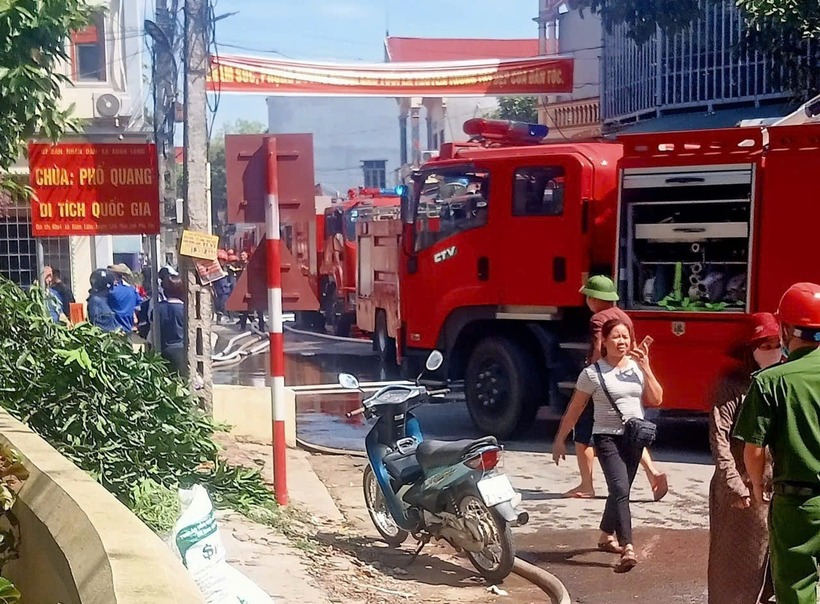 Lực lượng chức năng có mặt tại hiện trường dập lửa. Ảnh: Vietnamnet
