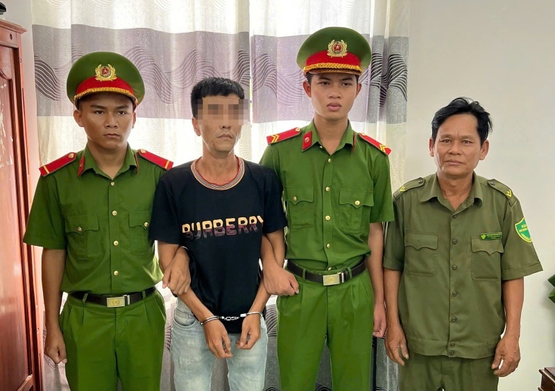 Bị can Nguyễn Thành T. (áo đen). (Ảnh: Công an)