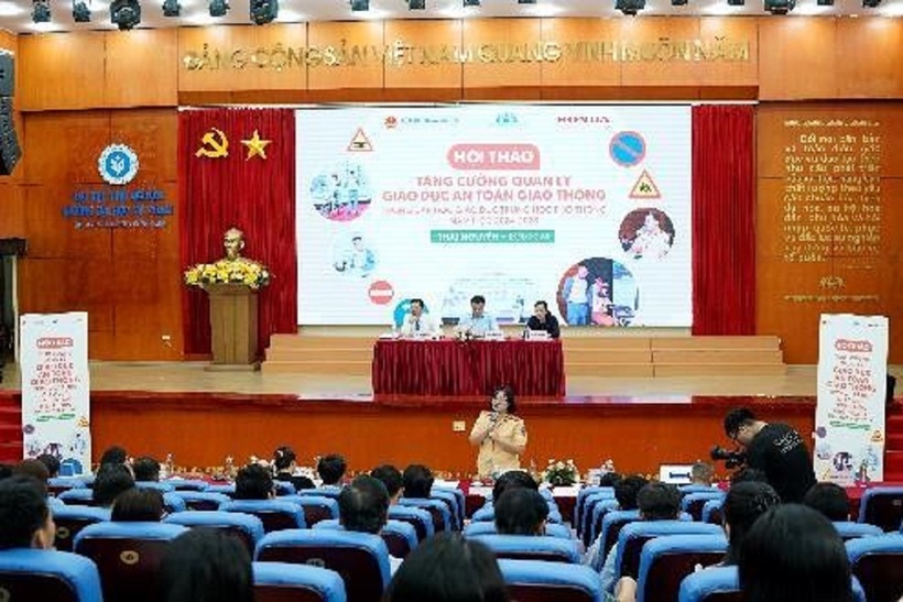 Ban điều hành chủ trì hội thảo.