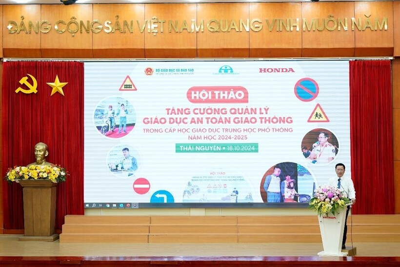 Ông Trần Văn Đạt - Vụ trưởng Vụ Giáo dục chính trị và Công tác học sinh sinh viên, Bộ Giáo dục và Đào tạo - phát biểu tại hội thảo.