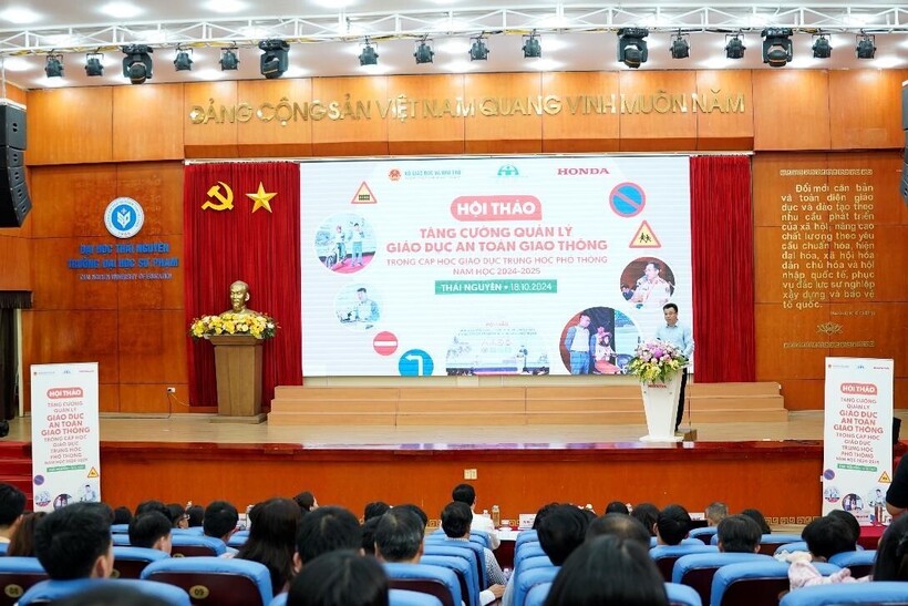 Ông Lê Kim Thành - Phó chủ tịch chuyên trách, Ủy ban ATGT Quốc gia - phát biểu tại hội thảo.