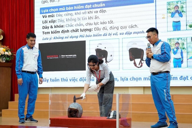 Đại biểu tham gia trải nghiệm trong chương trình bồi dưỡng kiến thức pháp luật và kỹ năng điều khiển xe gắn máy, xe gắn máy điện an toàn cho học sinh THPT.