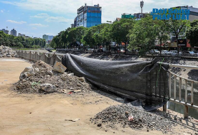 Mặc dù hoạt động thi công đã diễn ra nhiều ngày qua, nhưng xung quanh khu vực công trường không có bất kỳ biển báo hay căng dây để cảnh báo người dân.