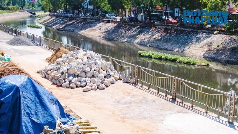 Trao đổi với PV về ván đề này, đại diện Sở GTVT Hà Nội cho biết sẽ yêu cầu nhà thầu phải khẩn trương khắc phục tình trạng mất ATGT trên phố đi bộ và khu vực xung quanh ven sông Tô Lịch sau khi tiếp nhận phản ánh.