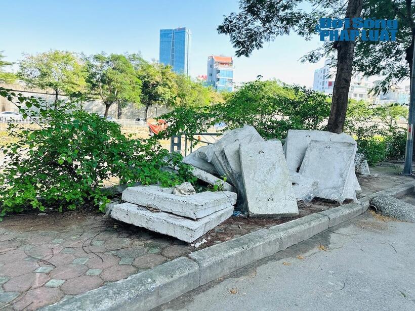 Cận cảnh ngổn ngang gạch đá trên đường đi bộ ven sông Tô Lịch - 9