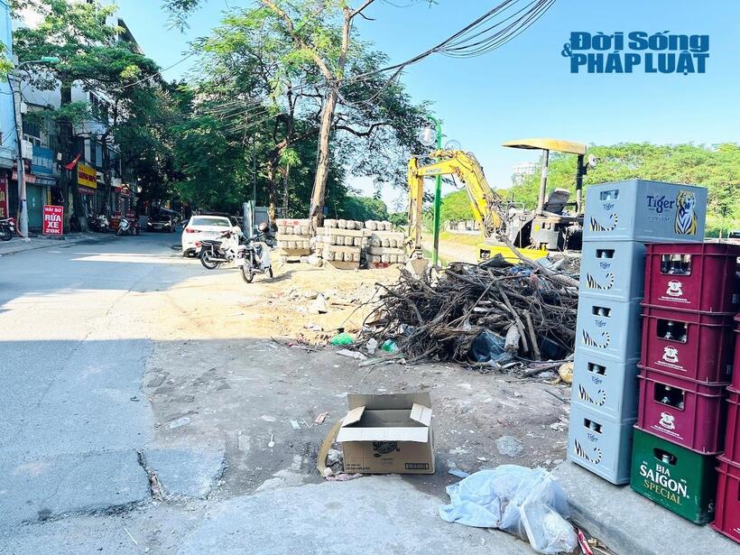 Phần vỉa hè đã được phá dỡ, đơn vị thi công cũng không bố trí bất kỳ biển báo hay căng dây để cảnh báo người dân.