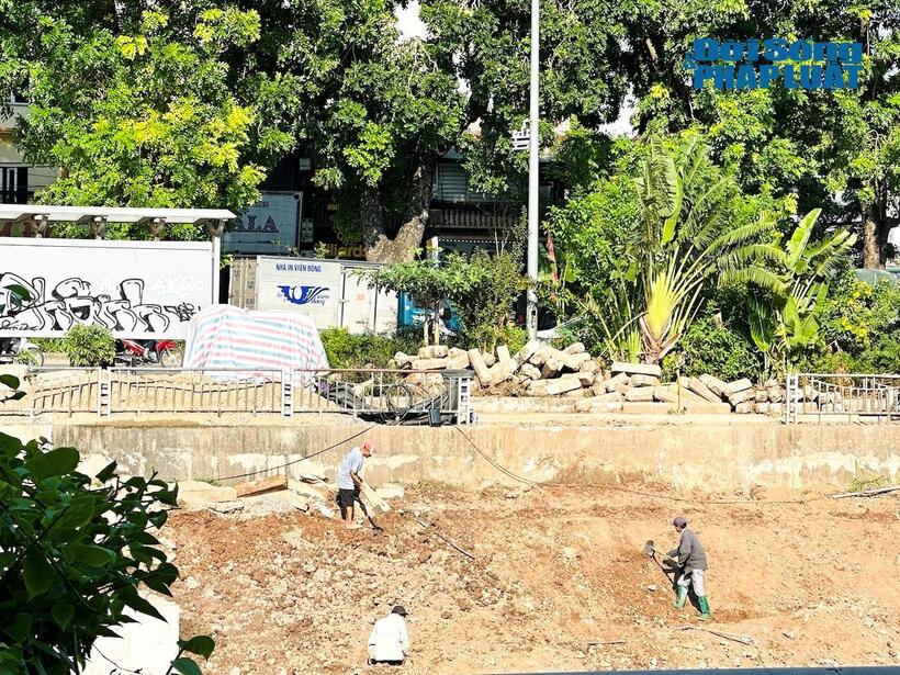 Mặc dù hoạt động thi công đã diễn ra từ cả tháng nay, nhưng xung quanh khu vực công trường không có bất kỳ biển báo hay căng dây để cảnh báo người dân.