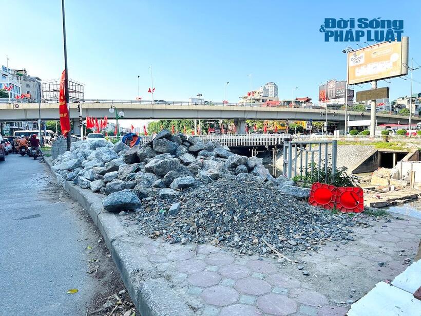 Vật liệu xây dựng được tập kết ngay tại vỉa hè, "đẩy" người đi bộ xuống lòng đường.