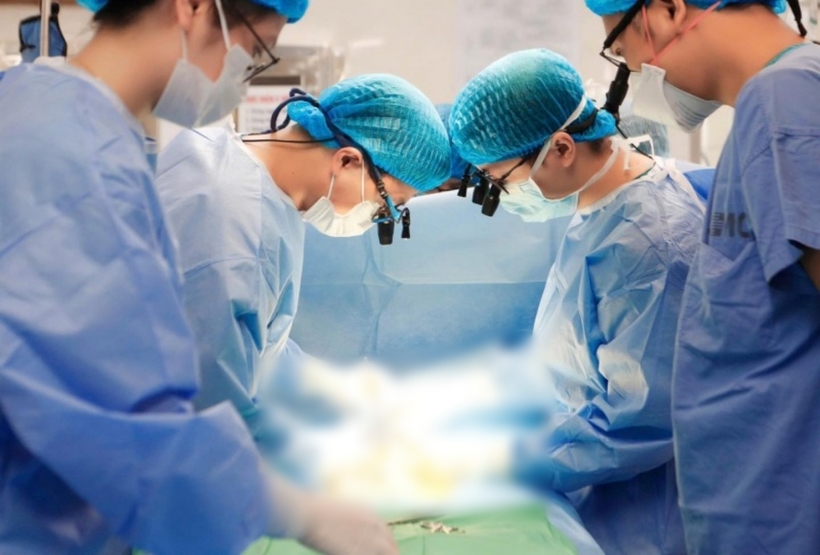 Các bác sĩ Bệnh viện Nhi Trung ương phẫu thuật đặt máy tạo nhịp tim cho bệnh nhi ngay khi bé vừa chào đời. Ảnh: Công An Nhân Dân