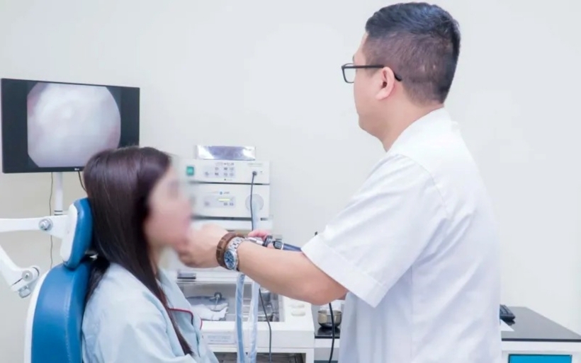 Bác sĩ thăm khám cho người bệnh. Ảnh: VTV Times