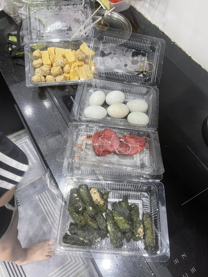 Những đồ nhúng đi kèm theo nồi lẩu riêu của đồng mà chị Trang nhận được. Ảnh: Phụ Nữ Mới
